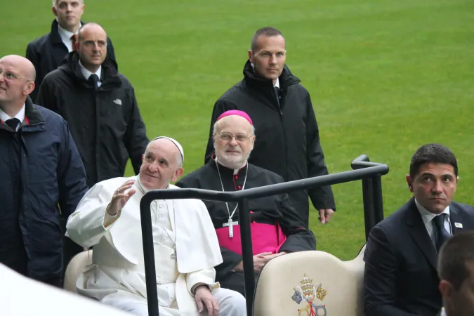 Papa Francesco saluta i fedeli allo stadio di Malmoe |  | Angela Ambrogetti ACI Stampa