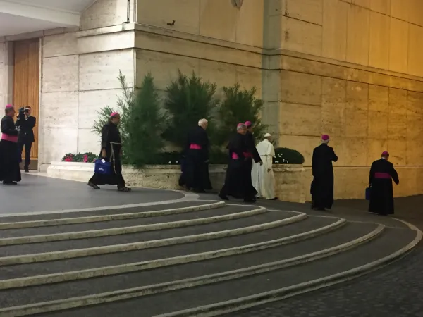 Il Papa e i Padri Sinodali al termine di una delle sessioni del Sinodo |  | ACI Stampa