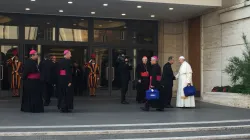 Papa Francesco arriva alle discussioni generali del Sinodo 2018, 16 ottobre 2018 / Marco Mancini / ACI Stampa