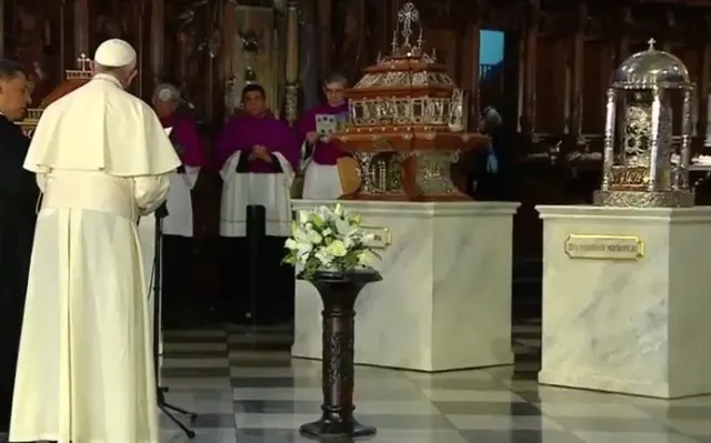 Il Papa prega davanti le reliquie dei Santi Peruviani |  | Vatican Media