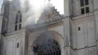 Francia, la cattedrale di Nantes in fiamme
