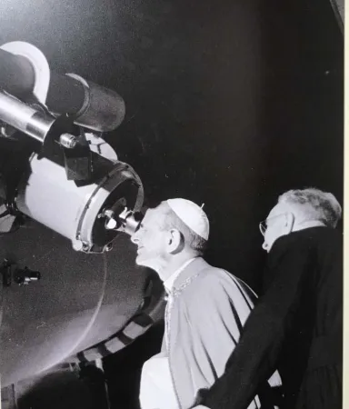 Paolo VI segue l'allunaggio da uno dei telescopi di Castelgandolfo |  | Museo della Specola Vaticana