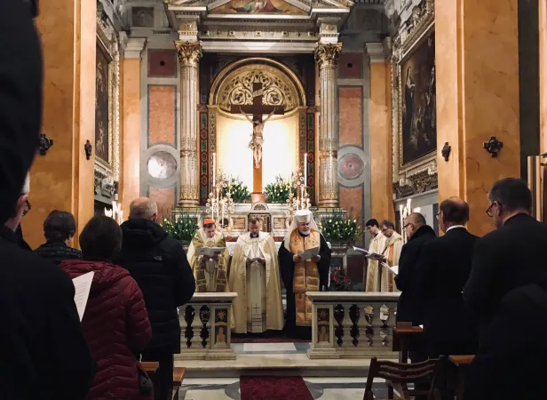 La benedizione finale del Vespro ecumenico nella Chiesa di Santa Brigida a Roma  |  | aa