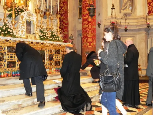 Il Patriarca Moraglia prega davanti alla Madonna della Salute |  | Patriarcato di Venezia