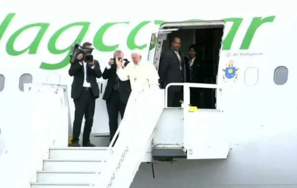 Papa Francesco saluta prima di imbarcarsi sul volo papale |  | Vatican Media 