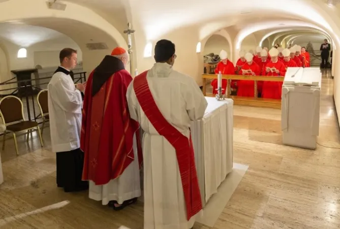 Un gruppo di Vescovi statunitensi celebra la Messa nelle Grotte Vaticane  |  | Daniel Ibanez CNA 