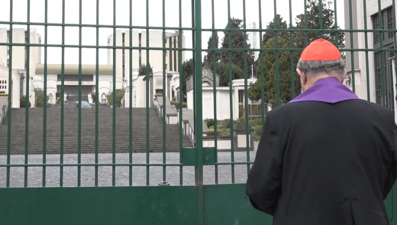 Il Cardinale Arcivescovo di Napoli Crescenzio Sepe presso il cimitero di Poggioreale. |  | Arcidiocesi di Napoli