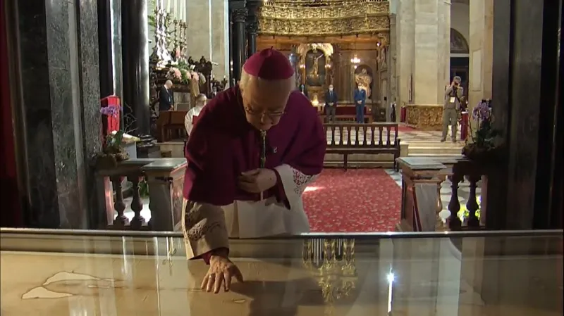 L'Arcivescovo Nosiglia venera la Sindone |  | Arcidiocesi di Torino