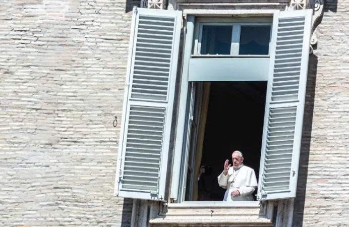 Il Papa si affaccia al termine del Regina Coeli |  | Daniel Ibanez CNA