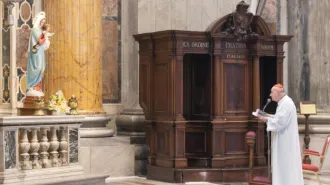 Il Cardinale Comastri riprende la recita del Rosario in San Pietro