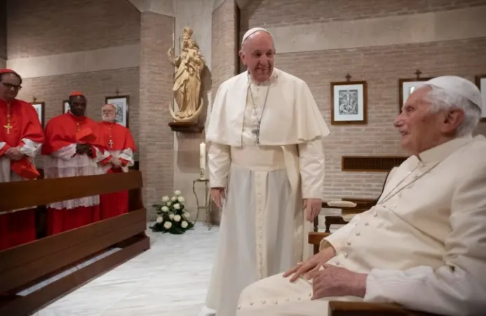 Papa Francesco con Benedetto XVI in una foto di archivio |  | Vatican Media - ACI group