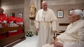 Benedetto XVI prega per la salute di Papa Francesco