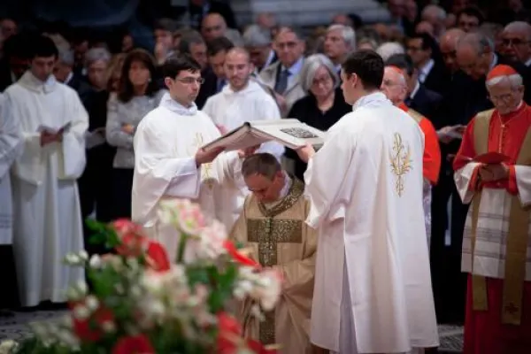 Un momento dell'ordinazione episcopale di Mons. Zuppi / santegidio.org