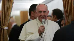 Papa Francesco durante una conferenza stampa in aereo / Alan Holdren / CNA 
