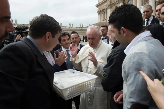 Papa Francesco benedice le ostie della misericordia |  | Il senso del Pane