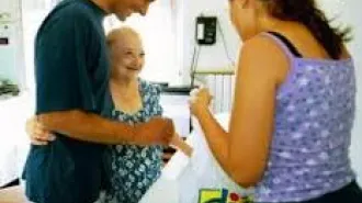Caritas Ambrosiana cerca “volontari-personal shopper” per anziani, ad agosto
