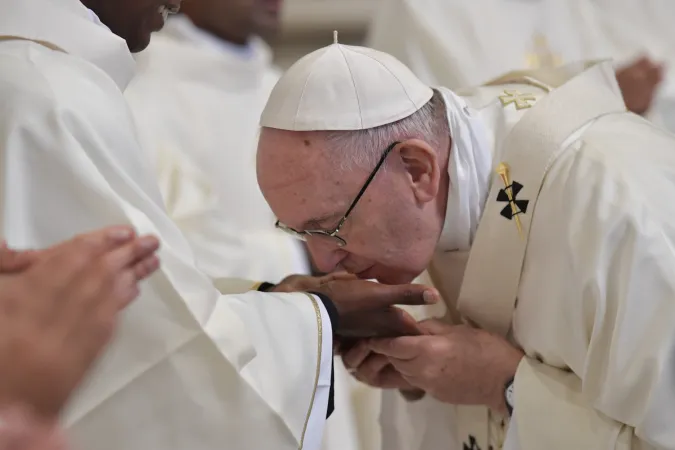 Il Papa bacia le mani dei nuovi presbiteri |  | Vatican Media / ACI Group