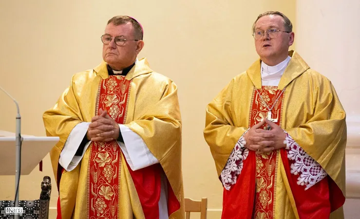 L'arcivescovo Paolo Pezzi (sx) della Gran Madre di Dio di Mosca e il vescovo Nikolaj Dubinin (dx), suo ausiliare | da Cathmos.ru