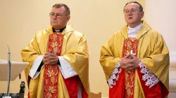 L'arcivescovo Paolo Pezzi (sx) della Gran Madre di Dio di Mosca e il vescovo Nikolaj Dubinin (dx), suo ausiliare / da Cathmos.ru