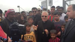 Il patriarca Sako in visita ai campi rifugiati vicino Mosul, 3 aprile 2017 / Patriarcato Caldeo