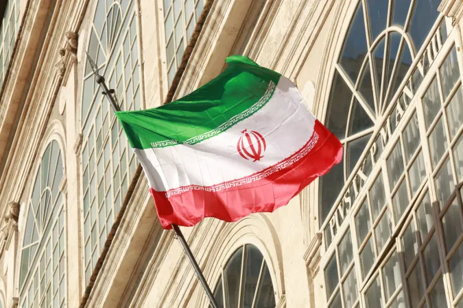 La bandiera iraniana sul Palazzo Apostolico Vaticano in occasione della visita di Rohani nel 2016 | Daniel Ibanez / ACI Group