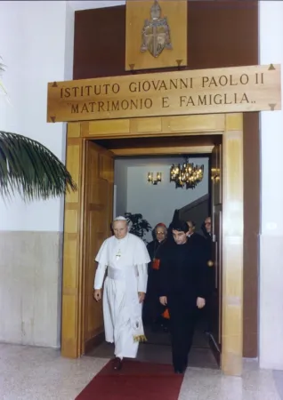 Giovanni Paolo II in visita al Pontificio Istituto per Studi su Matrimonio e Famiglia che porta il suo nome | Pd
