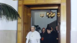 Giovanni Paolo II in visita al Pontificio Istituto per Studi su Matrimonio e Famiglia che porta il suo nome / Pd