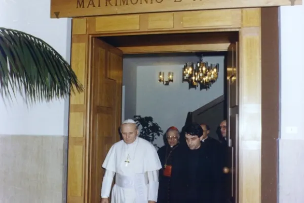 Giovanni Paolo II in visita al Pontificio Istituto per Studi su Matrimonio e Famiglia che porta il suo nome / Pd
