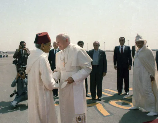 Giovanni Paolo II arriva in Marocco accolto dal Re Hassan  |  | pd