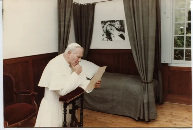 Giovanni Paolo II nel 1980 nella stanza di Santa Teresa al Carmelo di Lisieux |  | www.carmeldelisieux.fr
