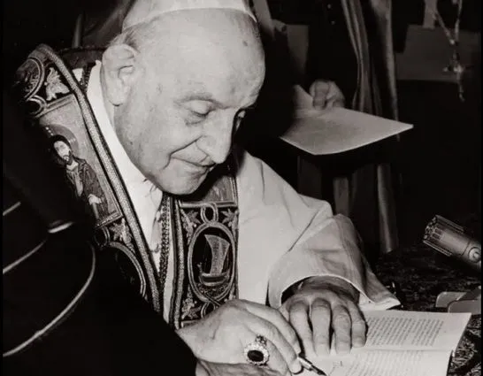 Giovanni XXIII firma l'enciclica Pacem in Terris | pd