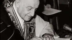 Giovanni XXIII firma l'enciclica Pacem in Terris / pd