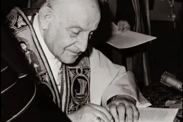 Giovanni XXIII firma l'enciclica Pacem in Terris / pd
