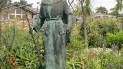 Statua di Junipero Serra alla Missione di San Carlo Borromeo / da Wikipedia