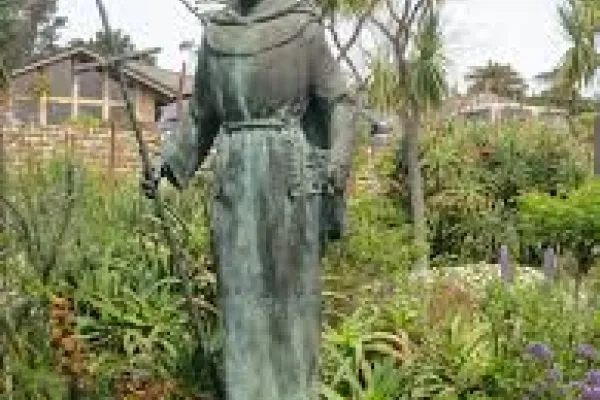 Statua di Junipero Serra alla Missione di San Carlo Borromeo / da Wikipedia