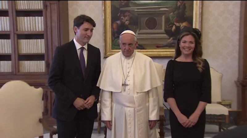 Il primo ministro canadese e la moglie Justin Trudeau e la moglie con Papa Francesco | FB 