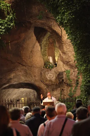 Il Cardinale Angelo Comastri, arciprete della Basilica di San Pietro, pronuncia l'omelia nella Grotta di Lourdes nei Giardini Vaticani, 31 maggio 2018 | Julia Wächter / ACI Group 