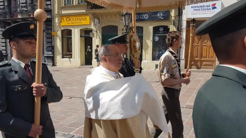 Arcivescovo Bernard Bober | L'arcivescovo Bober durante una processione | Arcidiocesi di Kosice