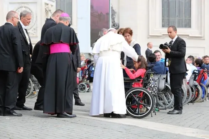 Papa Francesco con alcuni ragazzi disabili