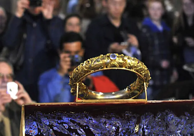 Corona di spine | La corona di spine esposta alla venerazione dei fedeli a Parigi | catholique.fr
