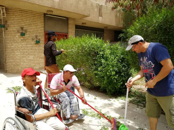 La comunità Giovanni XXIII a Baghdad, lavoro in giardino |  | Comunità Giovanni XXIII 