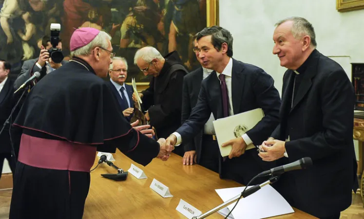 Arcivescovo Marchetto e Cardinale Parolin | L'arcivescovo Marchetto saluta il Cardinale Parolin al termine della presentazione di un suo libro | Roma Sette