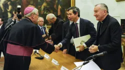 L'arcivescovo Marchetto saluta il Cardinale Parolin al termine della presentazione di un suo libro / Roma Sette
