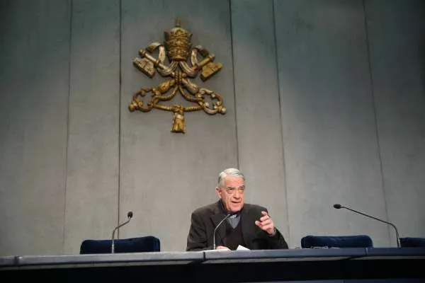 Padre Federico Lombardi, direttore della Sala Stampa vaticana, durante un briefing | Daniel Ibanez / ACI Group