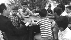 Don Lorenzo Milani fa scuola con i ragazzi di Barbiana / pd