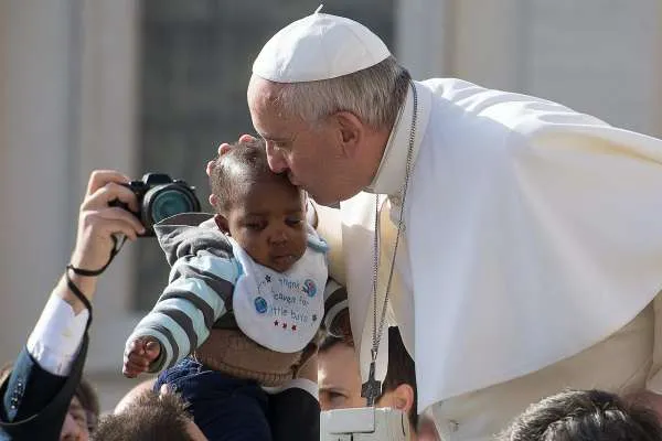 Papa Francesco  | Papa Francesco bacia una bambina | Servizio Fotografico L'Osservatore Romano
