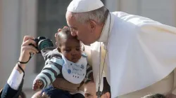 Papa Francesco bacia una bambina / Servizio Fotografico L'Osservatore Romano