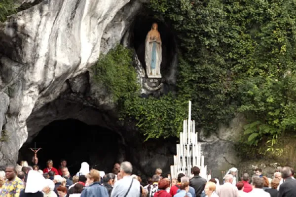 I pellegrini nella grotta di Lourdes / Unitalsi
