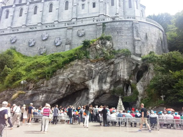 La grotta e la basilica a Lourdes |  | vicariatusurbis