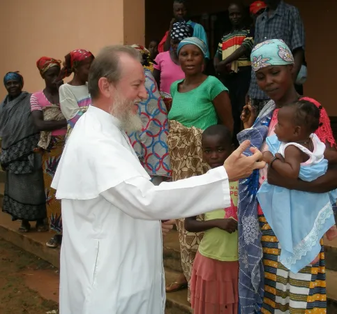 Padre Pierluigi Maccalli | Padre Pierluigi Maccalli, rapito in Niger tra il 17 e il 18 settembre, ritratto durante la sua attività missionaria | Società Missioni Africane